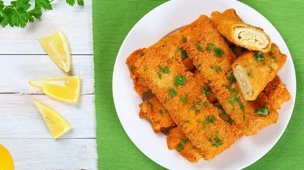 Куриные рулетики с сыром в панировке: рецепт для праздничного стола