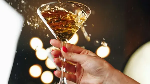 Как не испортить праздничное настроение: правила подачи шампанского, которые знают сомелье