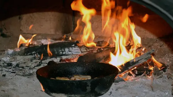 Какие продукты не стоит готовить на чугунной сковороде: эксперты назвали три основных