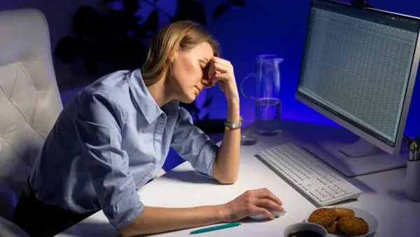 Названа привычка, которая приводит к быстрому старению: все делают это каждый день