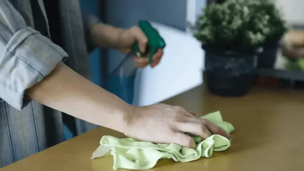 Пыль не будет оседать неделями: профессиональный способ уборки, который легко повторить