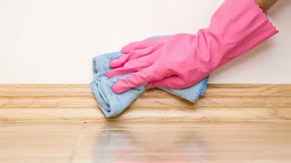 Пыль на плинтусах больше не проблема: вот чем их надо протереть