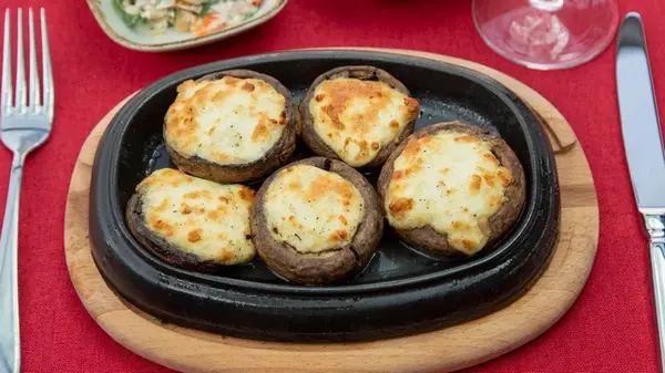 Фаршированные шампиньоны: рецепт эффектной закуски