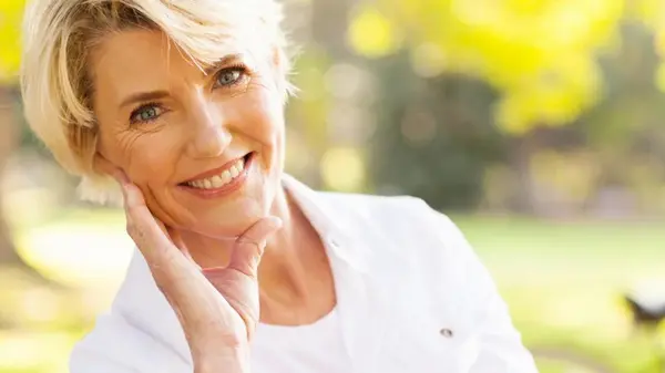 Люди, которые выглядят на 20 лет моложе своего возраста, избегают этих 6 привычек