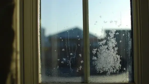 Из окон не будет дуть даже в метель: эти простые советы защитят от сквозняков и потери тепла