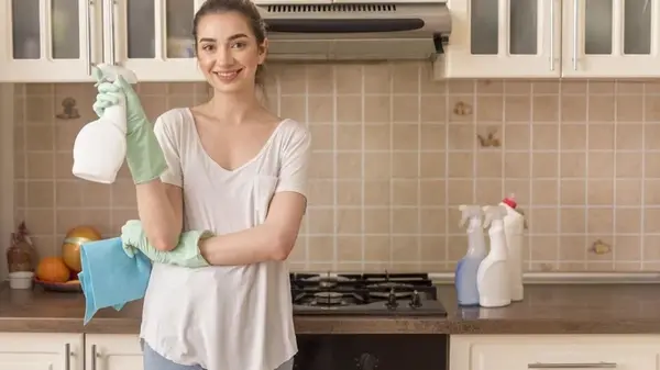 Кухонные шкафы будут сиять: три народных средства, которые отмоют липкий жир и налет