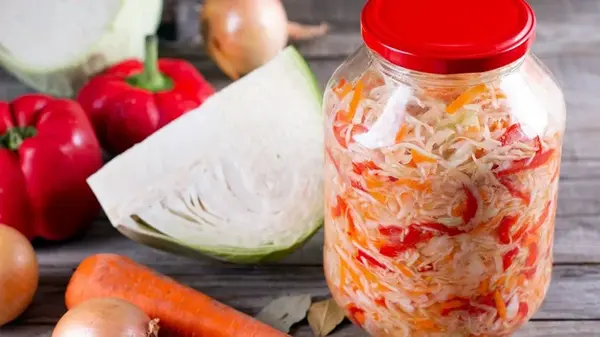 Закусочная капуста с болгарским перцем: быстрый рецепт