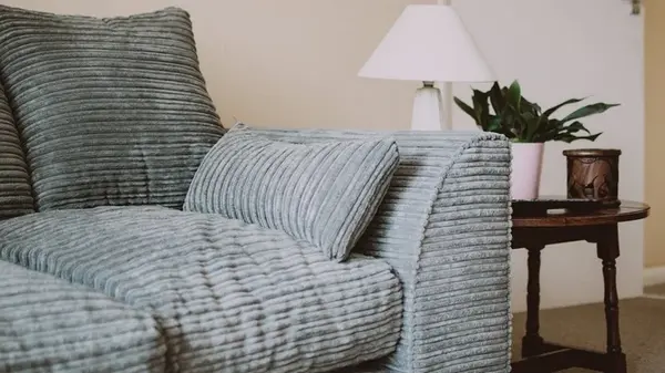 Как вывести стойкие пятна с дивана после праздников: лайфхак с крышкой от кастрюли