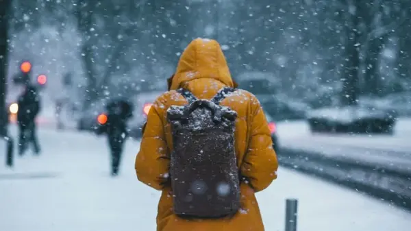 Если зимняя куртка холодная: сделайте вот это — и больше не будете мерзнуть в сильный мороз