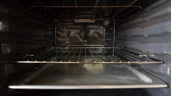 Как почистить противень для духовки без агрессивной химии: три новых метода