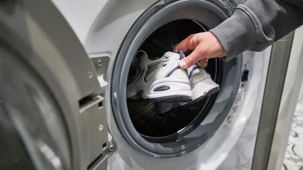 Как постирать кроссовки в стиральной машине, не испортив их: советы профессионала