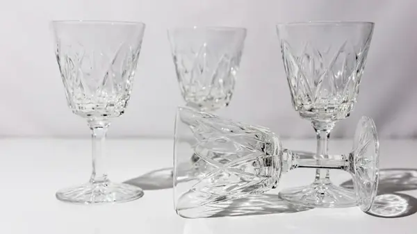 Можно ли класть хрустальную посуду в посудомоечную машину: эксперты назвали все нюансы