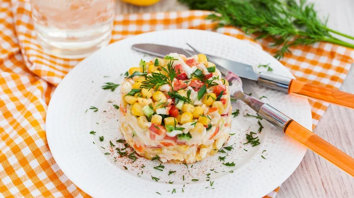 Этот ингредиент сделает крабовый салат в 3 раза вкуснее: попробуйте сами