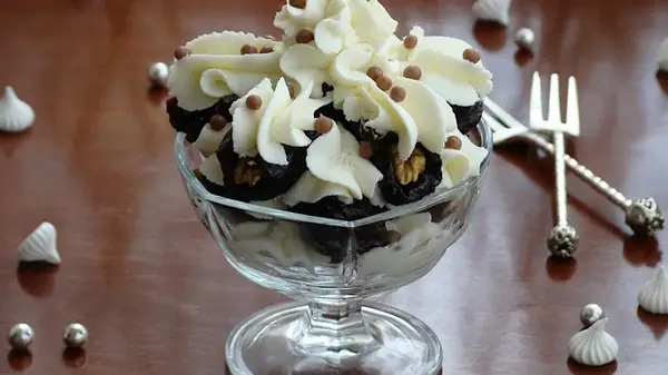 Из сметаны и чернослива делаю королевский десерт: так вкусно, что не остановиться