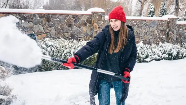 Как убрать снег быстро и без вреда для здоровья: 4 важных правила