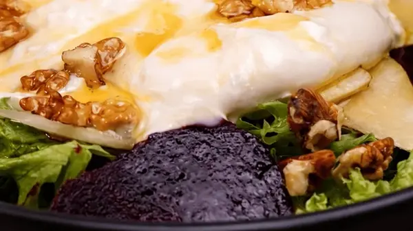 Салат со свеклой, грушей и буратой: интересный рецепт