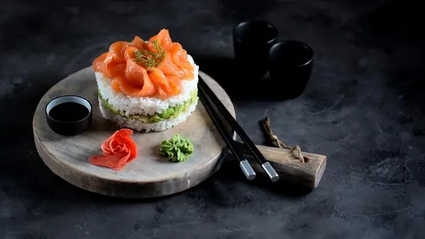 Яркий и необычный суши-торт: любители роллов будут в восторге