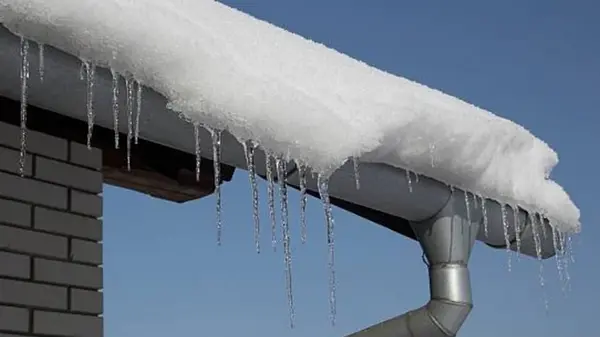 Стоит ли накрывать водостоки на зиму — полезные советы