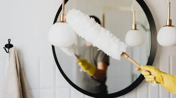 Как подметать так, чтобы пыли не было: трюк, который упростит уборку в разы