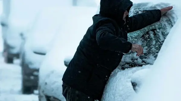 Как легко и безопасно открыть дверь или замок автомобиля, если они заклинили на морозе