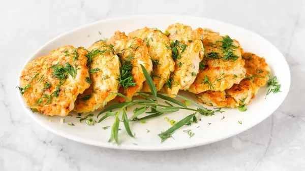 Восхитительные и сочные рубленые куриные котлеты: целая гора улетает за 10 минут