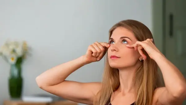 Как избавиться от отеков под глазами: это средство есть на каждой кухне, оно быстро решит проблему