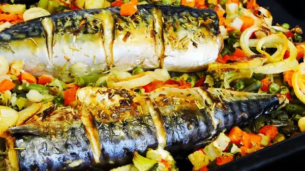 Ароматная и вкусная скумбрия в духовке: семья просит готовить только так