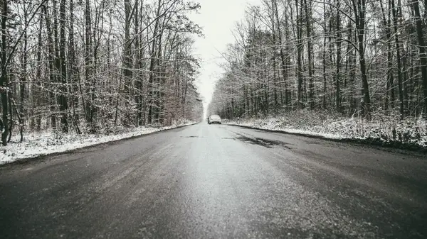 Чем посыпать дорожки от льда: топ средств, чтобы не было скользко