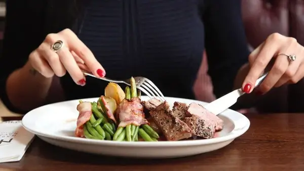 12 вечерних привычек, которые могут незаметно тормозить похудение