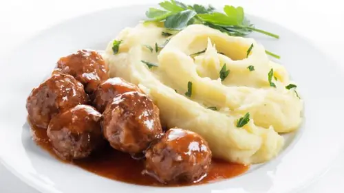 Мини-фрикадельки в сметанном соусе: подходят к любому гарниру