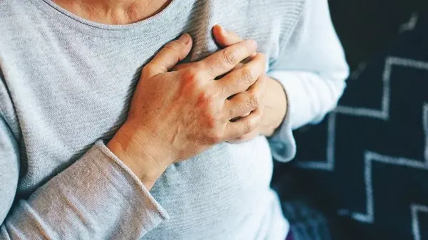 Утренняя привычка, которая убивает: кардиологи назвали неожиданную причину сердечного приступа