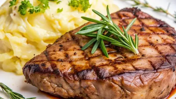 Как приготовить сочный свиной стейк: секреты от шеф-повара