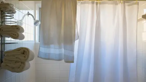 Как легко отмыть шторку для душа и коврик: эксперт поделилась действенным методом