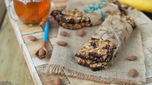 Батончики из овсяных хлопьев орехов фиников банана и сухофруктов: рецепт полезного перекуса