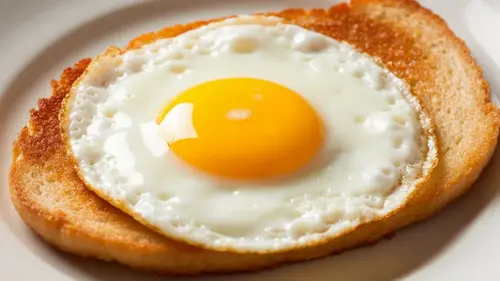 Жарить яичницу на сливочном масле – ошибка: вот что лучше добавить вместо него