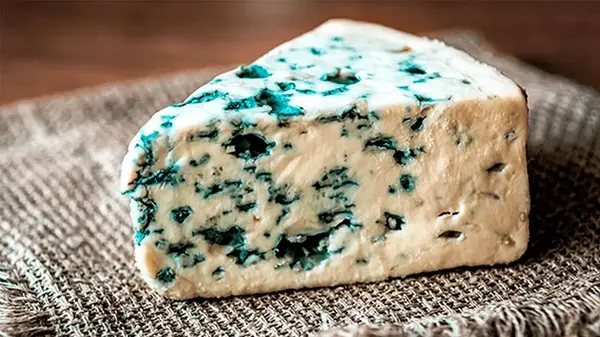Как правильно есть голубой сыр — советы для тех, кто хочет понять один из противоречивых деликатесов