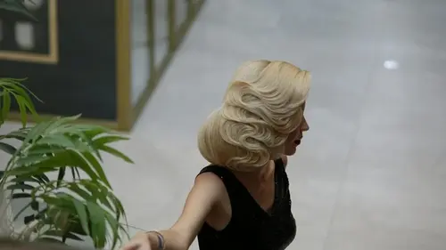 Этот оттенок блонда после 50 делает лицо старше на десять лет — стилисты бьют тревогу