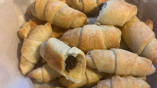 Сметают со стола за 5 минут: домашние рогалики из минимума ингредиентов