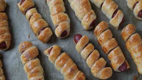 Как приготовить сосиски в слоеном тесте в духовке