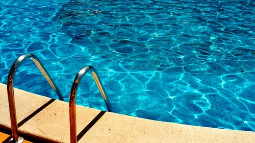 УФ-обеззараживание воды в бассейне: требования к дозе и контроль параметров