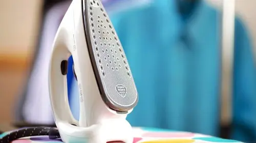 Как почистить утюг, чтобы не испортить одежду: эксперт назвала лучшие домашние средства