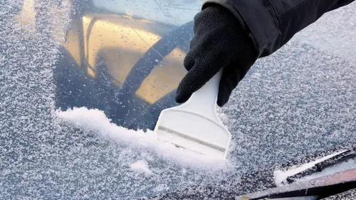 Как разморозить и отчистить машину от льда и снега: 5 гениальных зимних лайфхаков