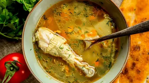 Как сделать обычный куриный суп золотистым, наваристым, ароматным и невероятно вкусным