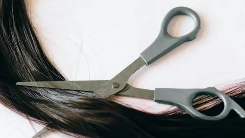 Лунный календарь стрижек на февраль 2026 года: узнайте, в какие дни менять прическу