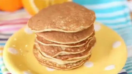 Просто банан и творог: полезные оладьи без муки, которые покорили сеть