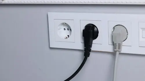 Какие приборы всегда стоит выключать из розетки перед сном: электрики назвали топ-7