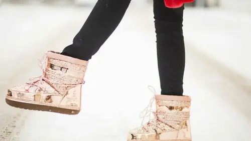 Белые пятна исчезнут мгновенно: чем спасать зимнюю обувь от соли