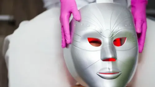 Трендовая LED-маска для лица: дерматологи сказали, действительно ли она омолаживает