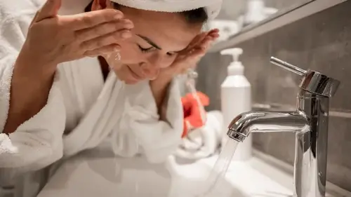 Сразу минус 15 лет: как правильно умываться солью, чтобы избавиться от морщин