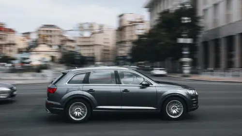 Не дизайн-трюк: для чего на самом деле устанавливают «акульий плавник» на крыше автомобиля